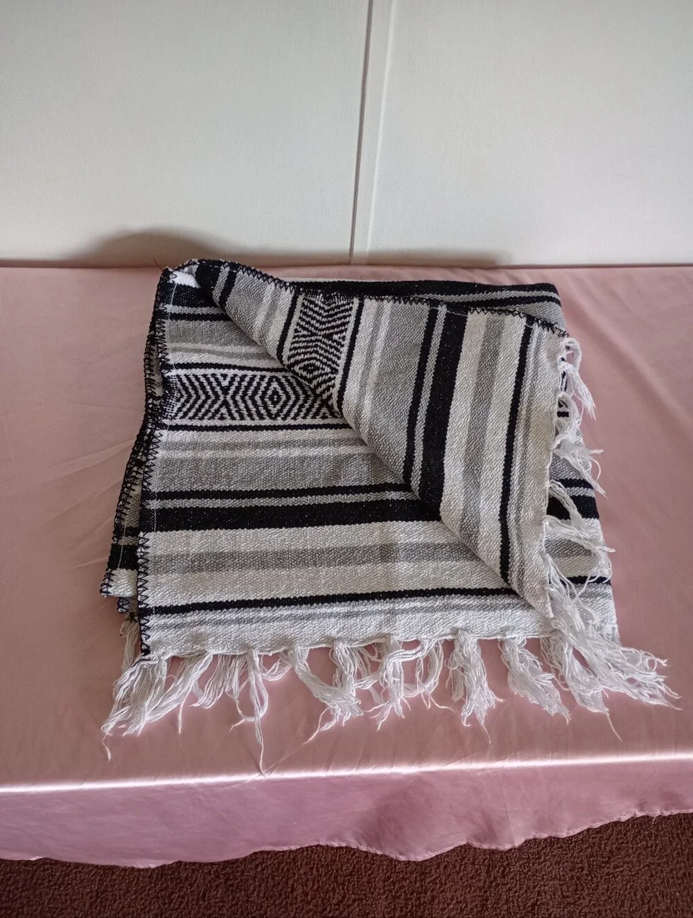 Black Canyon Outfitters Throw Blanket Mexican Falsa White Fringed 38x68